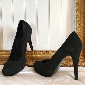 Le Chateau Black Suede Pump - Size 8